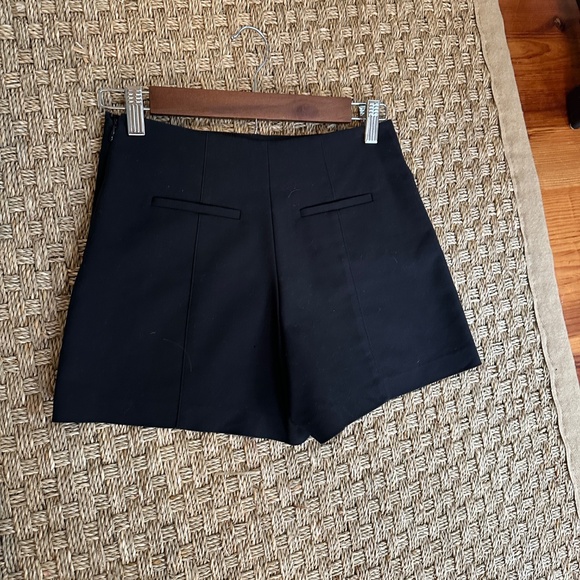 High-Waisted Black Shorts 0 - Picture 2 of 4